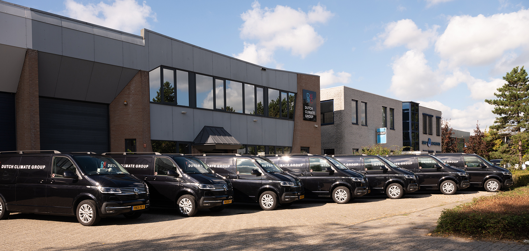 Dutch Climate Group kantoorpand met servicbussen ervoor