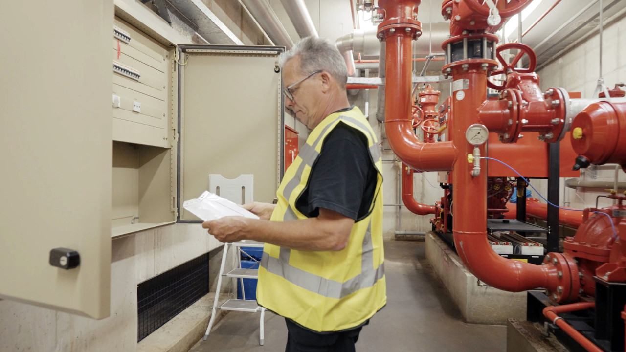 Dutch-Climate-Group-monteur-leest-papier-naast-installatie