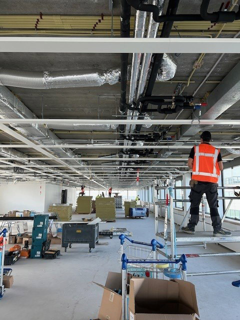 Dutch-Climate-Group-monteur-werkt-aan-plafond-installatie
