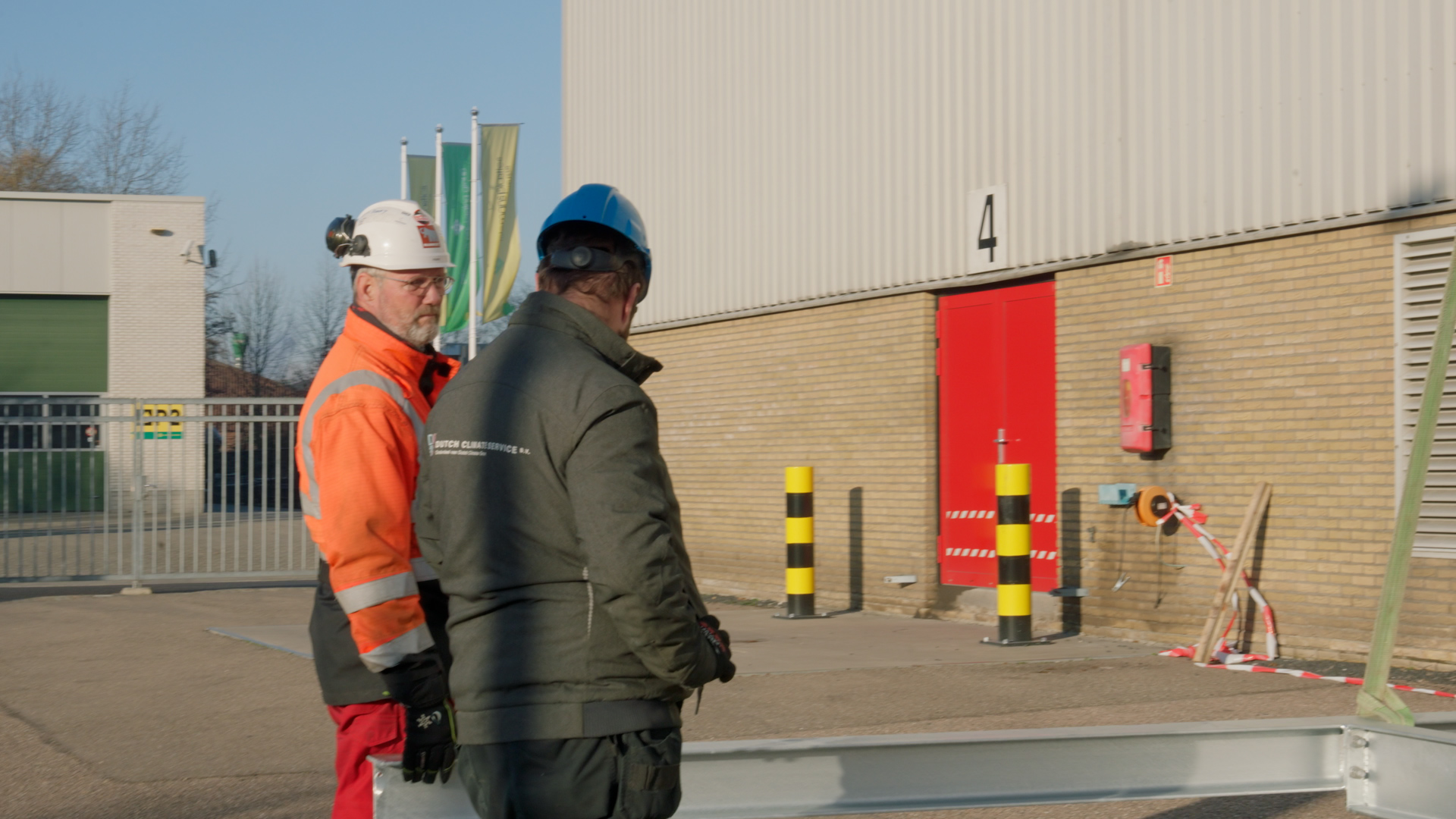 Dutch-Climate-Group-monteurs-met-helm-op-locatie