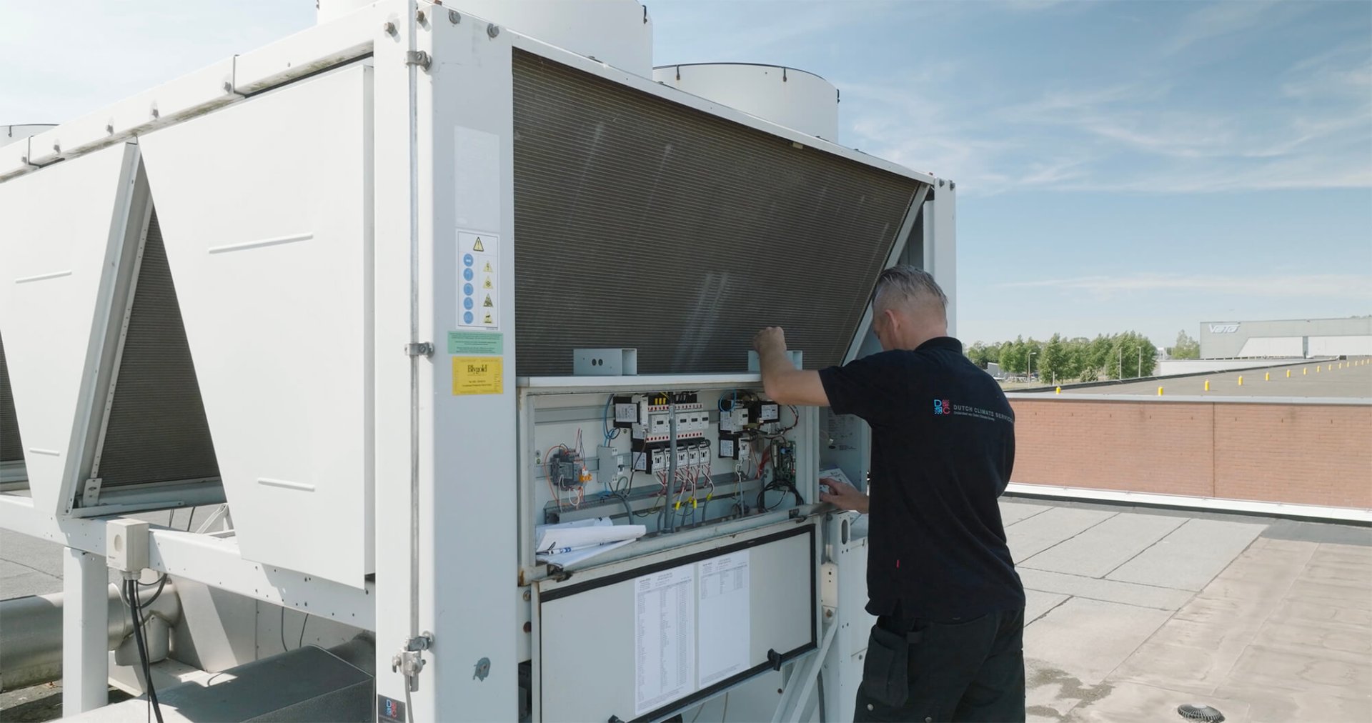 Facilities medewerker aan het werk